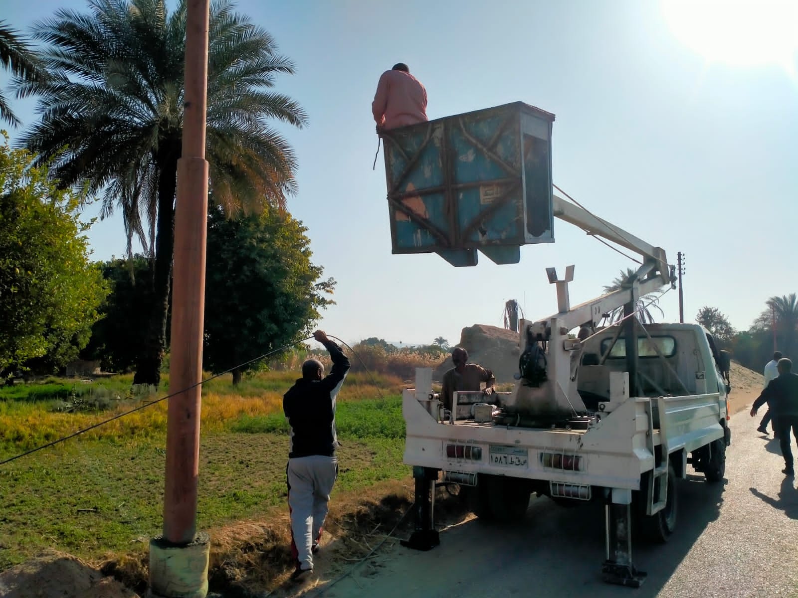 تدعيم طريق ترعة الولياب بالطود بـ15 عامود إنارة و20 كشاف