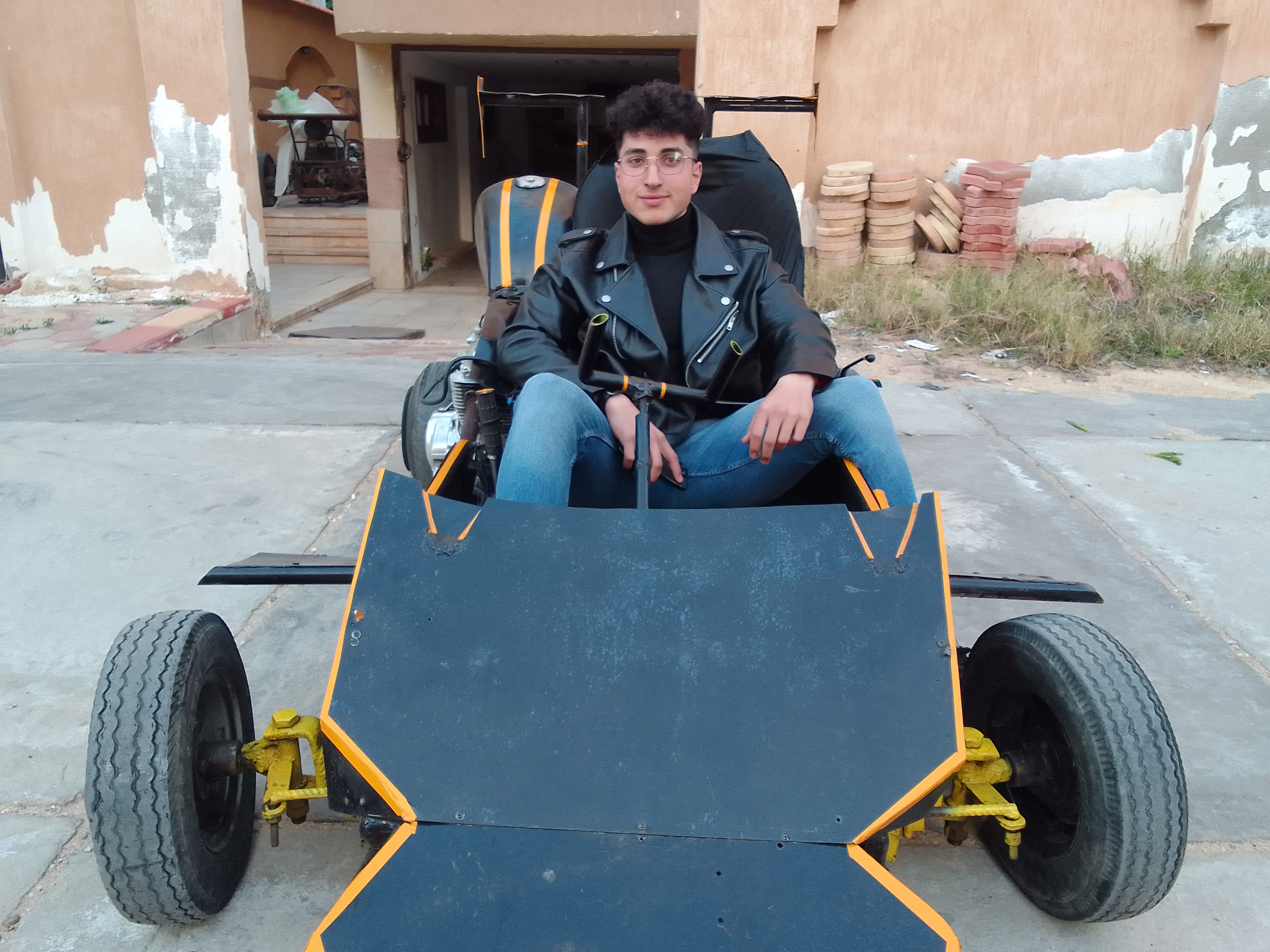 شاب دمياطي صنع سيارة من الخردة (2)