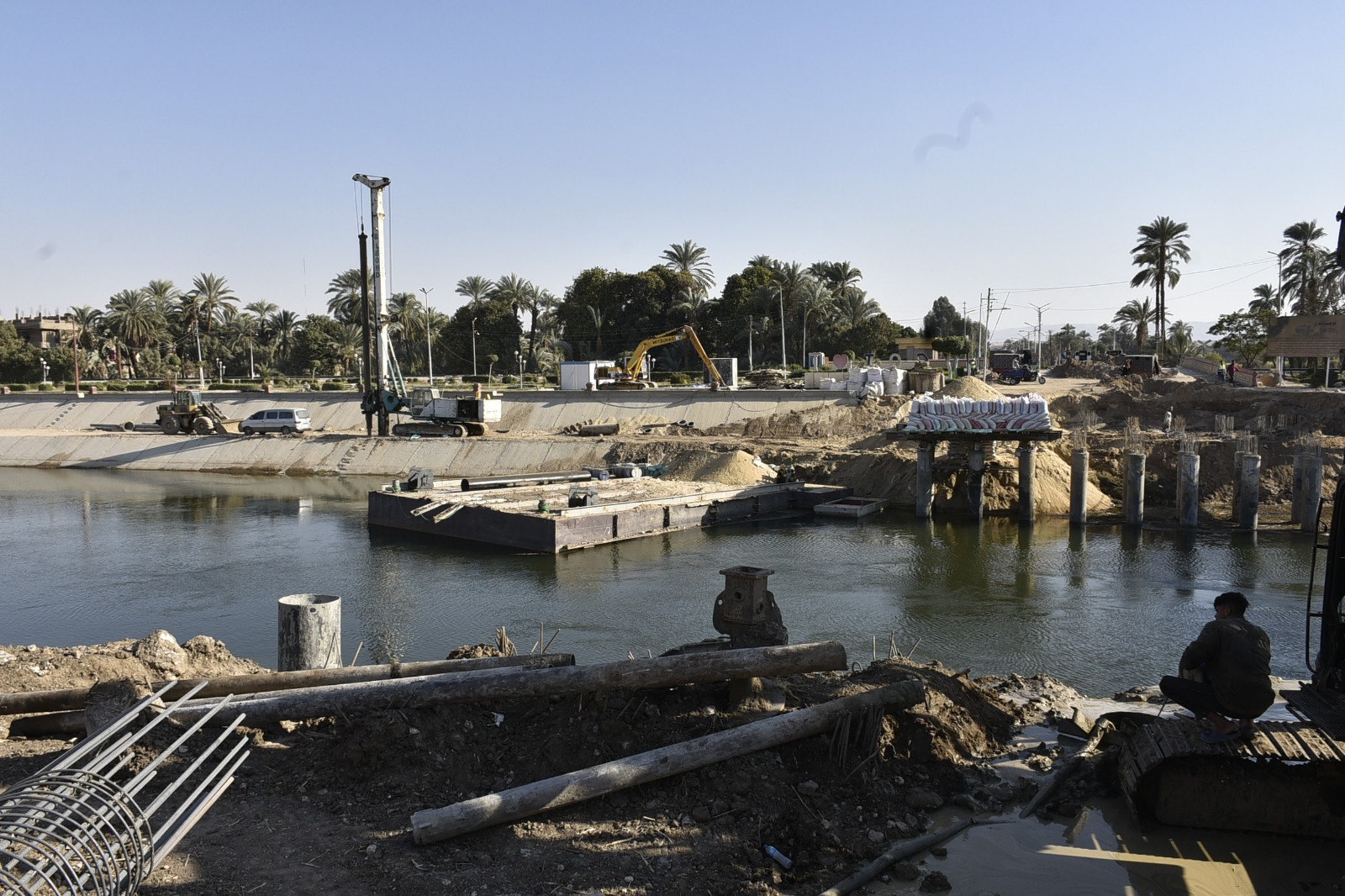 العمل فى مشروع إحلال وتجديد كوبرى مدخل مدينة الطود