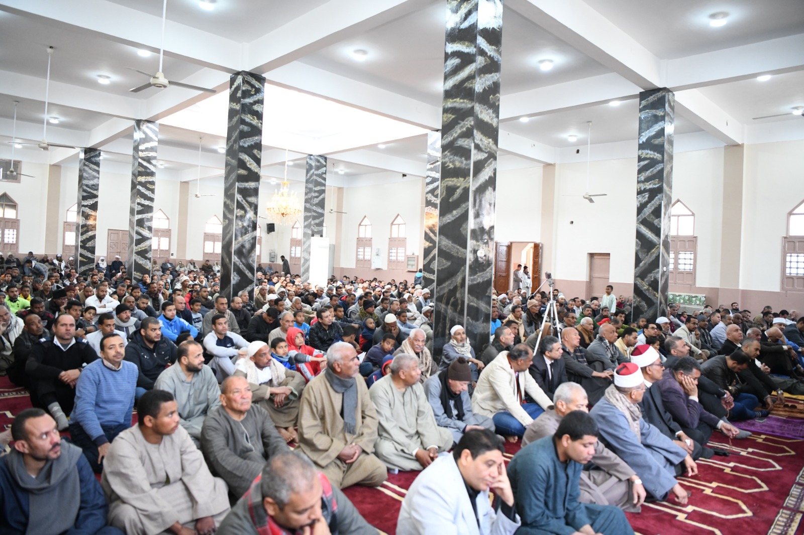 جانب من الصلاة اليوم في المسجد الجديد (1)