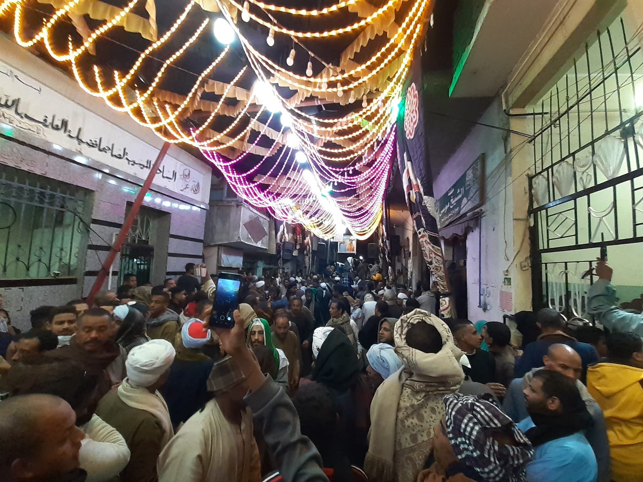 مئات المريدين أمام ساحة الشيخ موسي أبوعلى بالكرنك