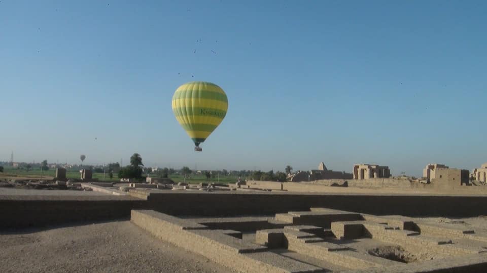 البالونات خلال تحليقها أعلى المعابد الفرعونية