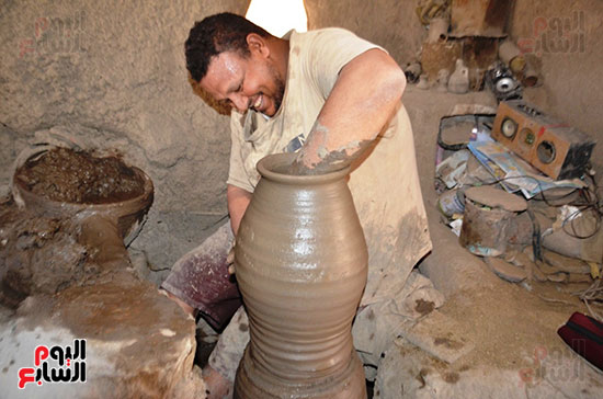 يوسف-عبد-العظيم-خلال-صناعة-الفخار-اليدوي