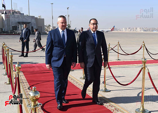 رئيس-الوزراء-يستقبل-نظيره-الرومانى-بمطار-القاهرة-(1)