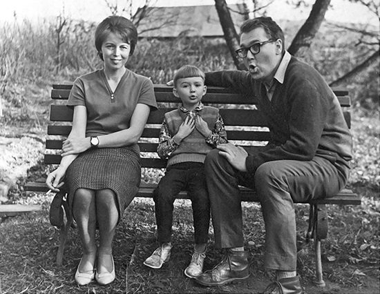 بيكسينسكي وزوجته وأبنه