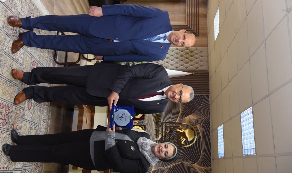 رئيس جامعة أسيوط تتسلم درع  الإتحاد المصري البارالمبي لكرة الطائرة للمعاقين (1)