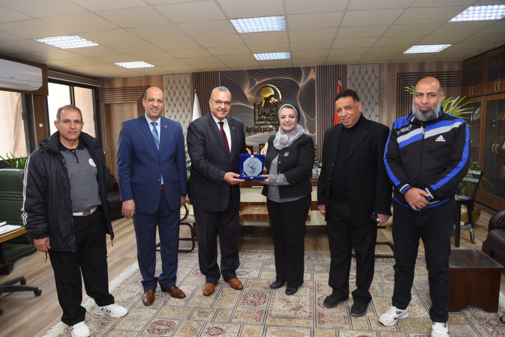رئيس جامعة أسيوط تتسلم درع  الإتحاد المصري البارالمبي لكرة الطائرة للمعاقين (3)