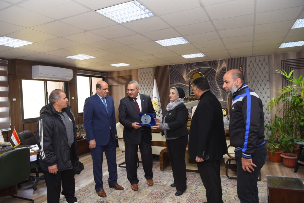 رئيس جامعة أسيوط تتسلم درع  الإتحاد المصري البارالمبي لكرة الطائرة للمعاقين (2)