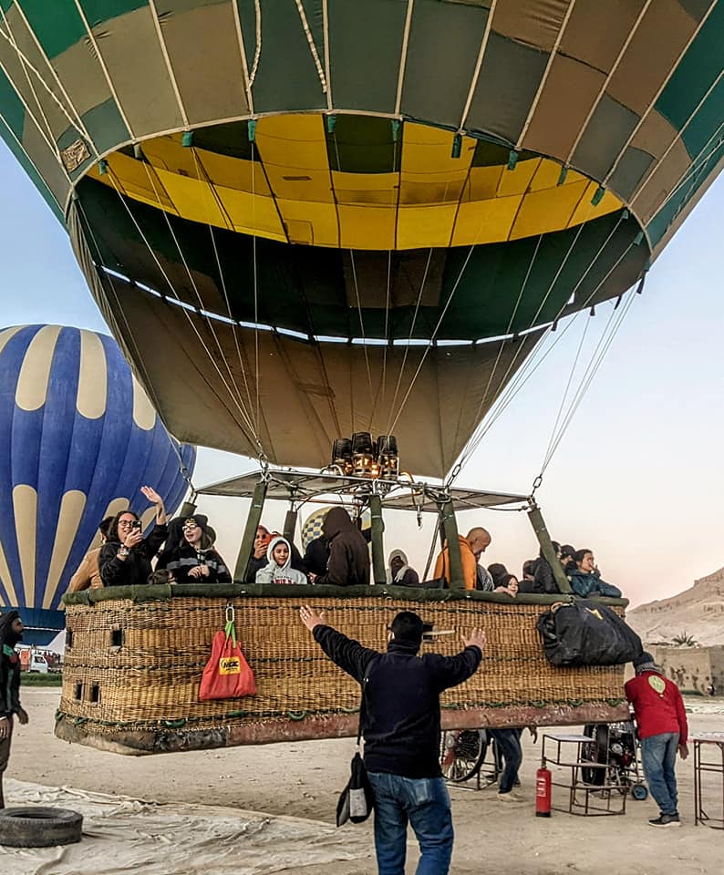 جانب من اقلاع رحلات البالون على متنها السائحين