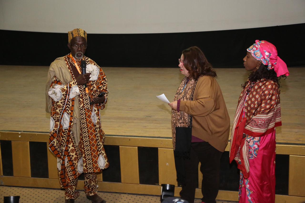 المخرج والمنتج المالي سليمان سيسيه سعيد بالحديث عني  في مهرجان الأقصر للسينما الأفريقية  (4)