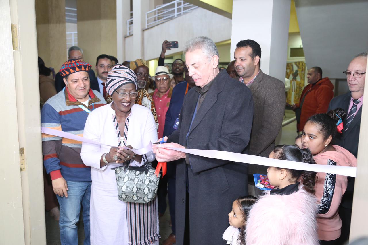 حميدة وسيسيه وسيد رجب في افتتاح معرض أفيشات السينما السنغالية والمصرية بمهرجان الأقصر (6)