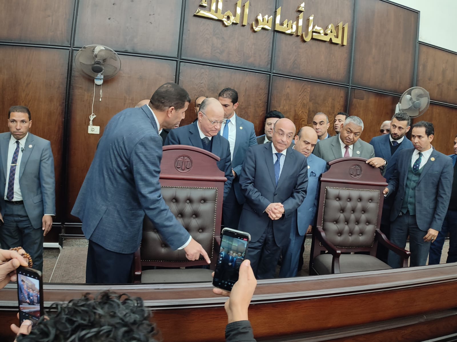 وزير العدل يتفقد قاعات مجمع محاكم حلوان