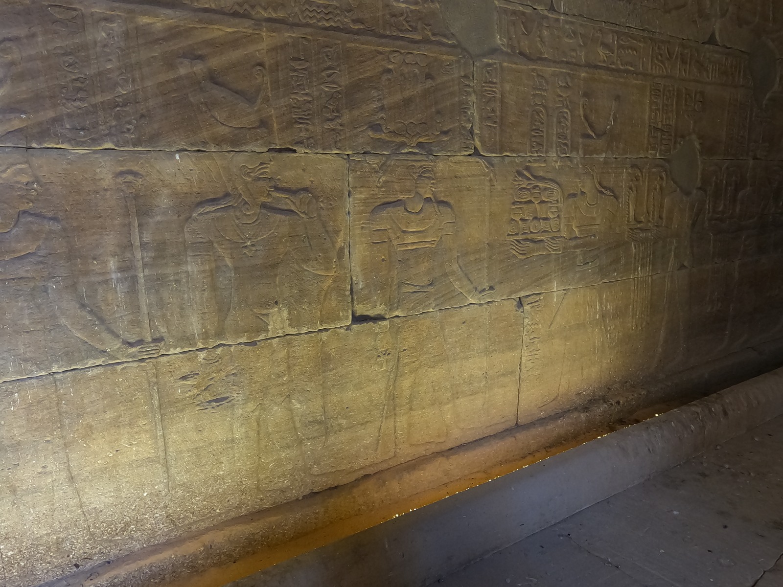 النقوش والرسومات الفرعونية علي جدران المعبد