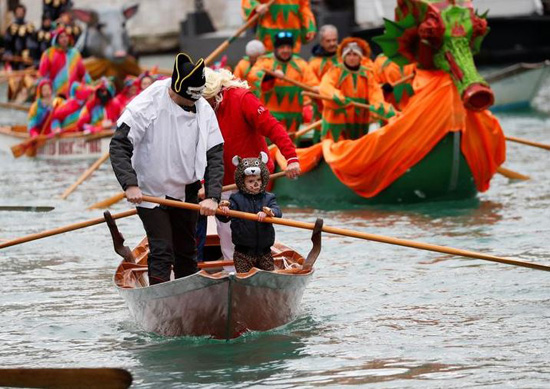 الفينيسيون يشاركون في موكب تنكري على القناة الكبرى خلال كرنفال البندقية