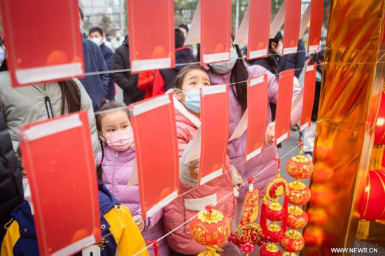 فعاليات الاحتفال بعيد الفوانيس التقليدي في أنحاء الصين (4)