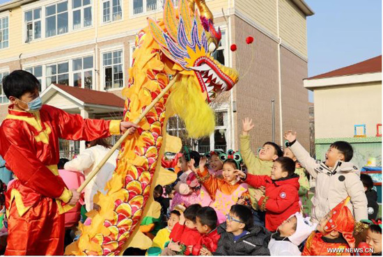 فعاليات الاحتفال بعيد الفوانيس التقليدي في أنحاء الصين (7)