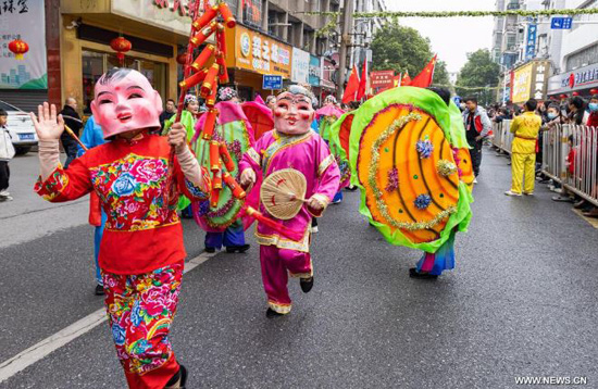 فعاليات الاحتفال بعيد الفوانيس التقليدي في أنحاء الصين (5)