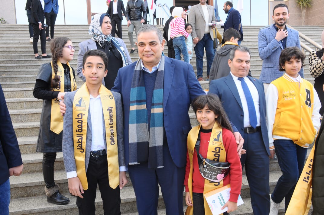 رئيس جامعة كفر الشيخ مع عدد من الاطفال