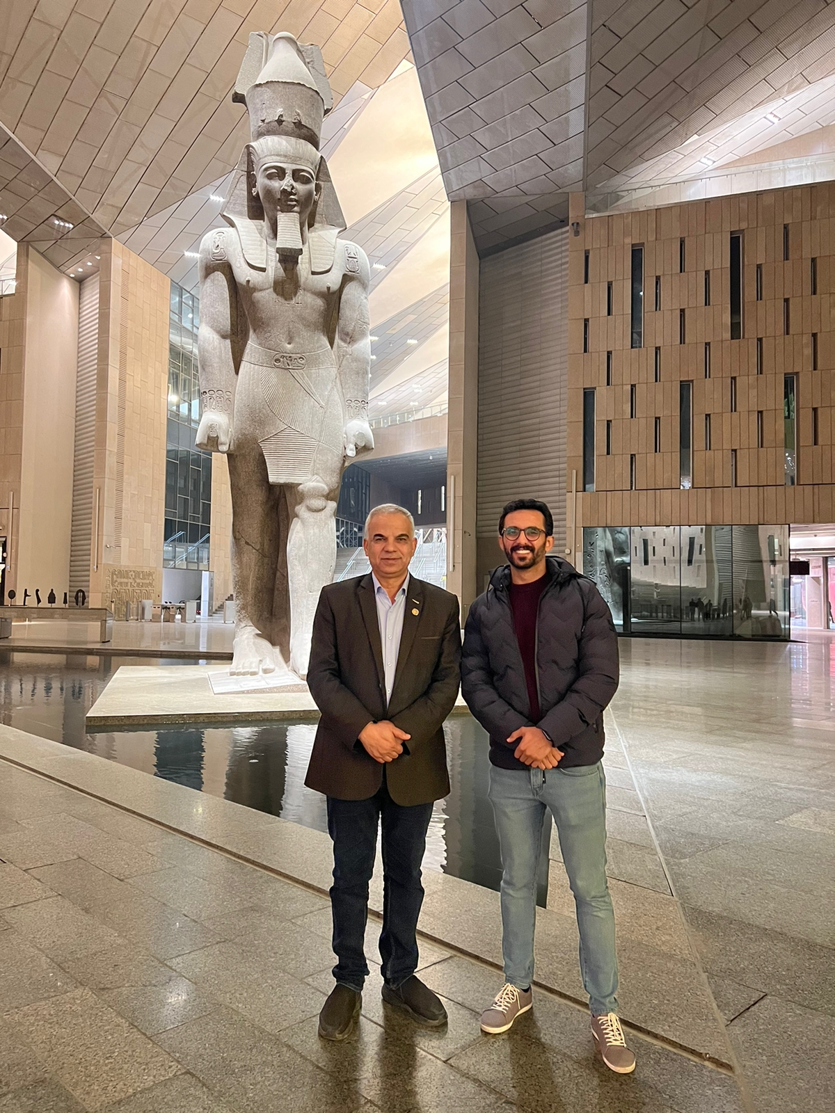 الدكتور عيسى زيدان والزميل محمد أسعد أمام تمثال رمسيس الثاني