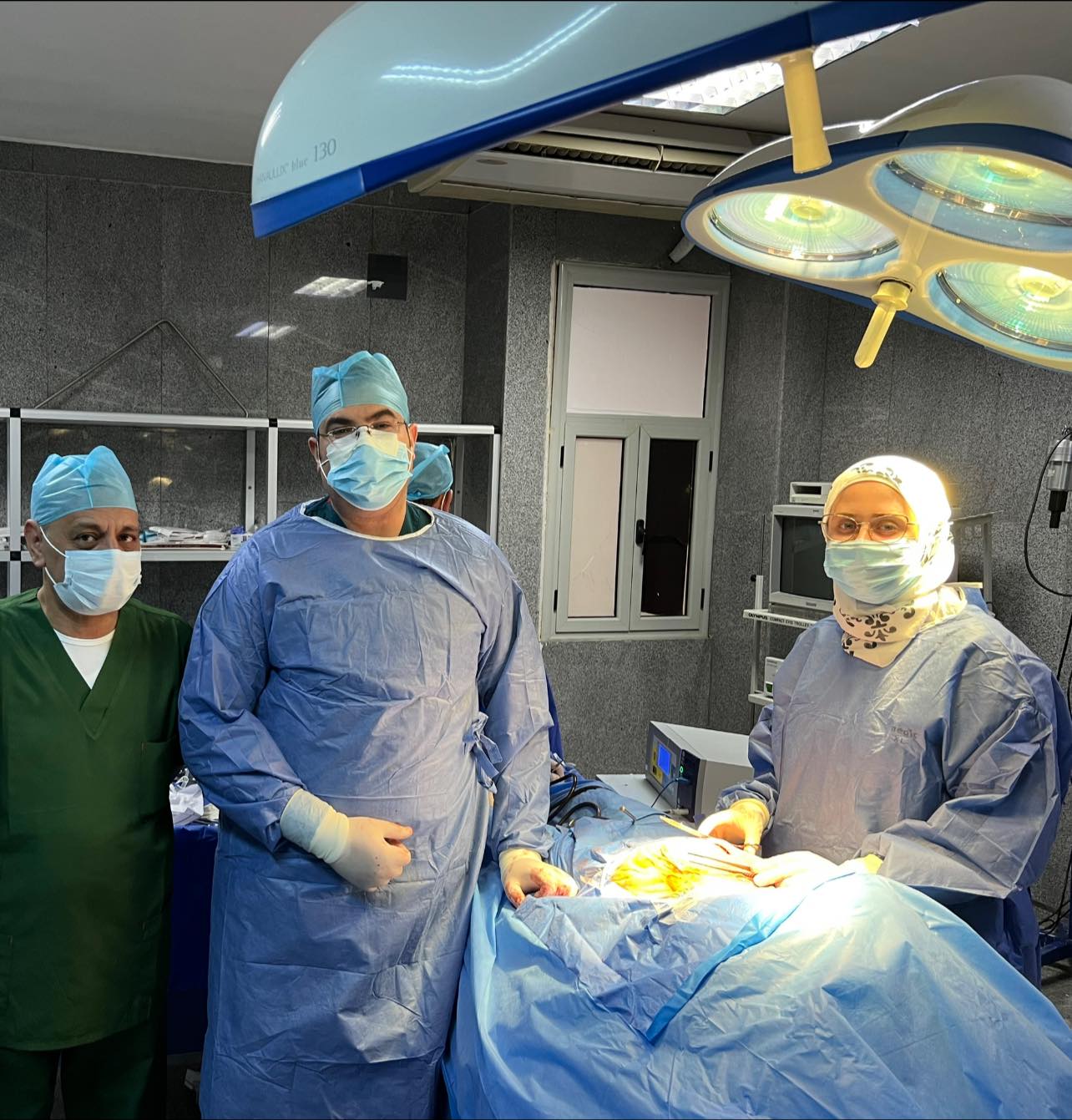 صورة للفريق الجراحي بعد اجراء العملية بنجاح