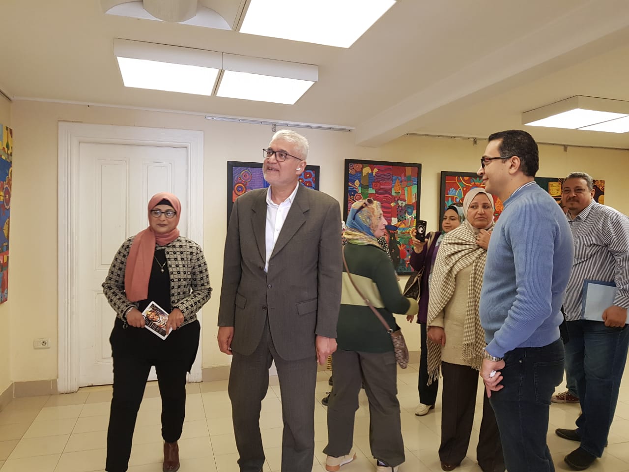 الضيوف يتفقدون اللوحات