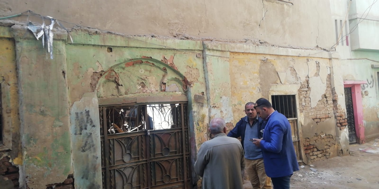 اللجنة تعاين المنزل