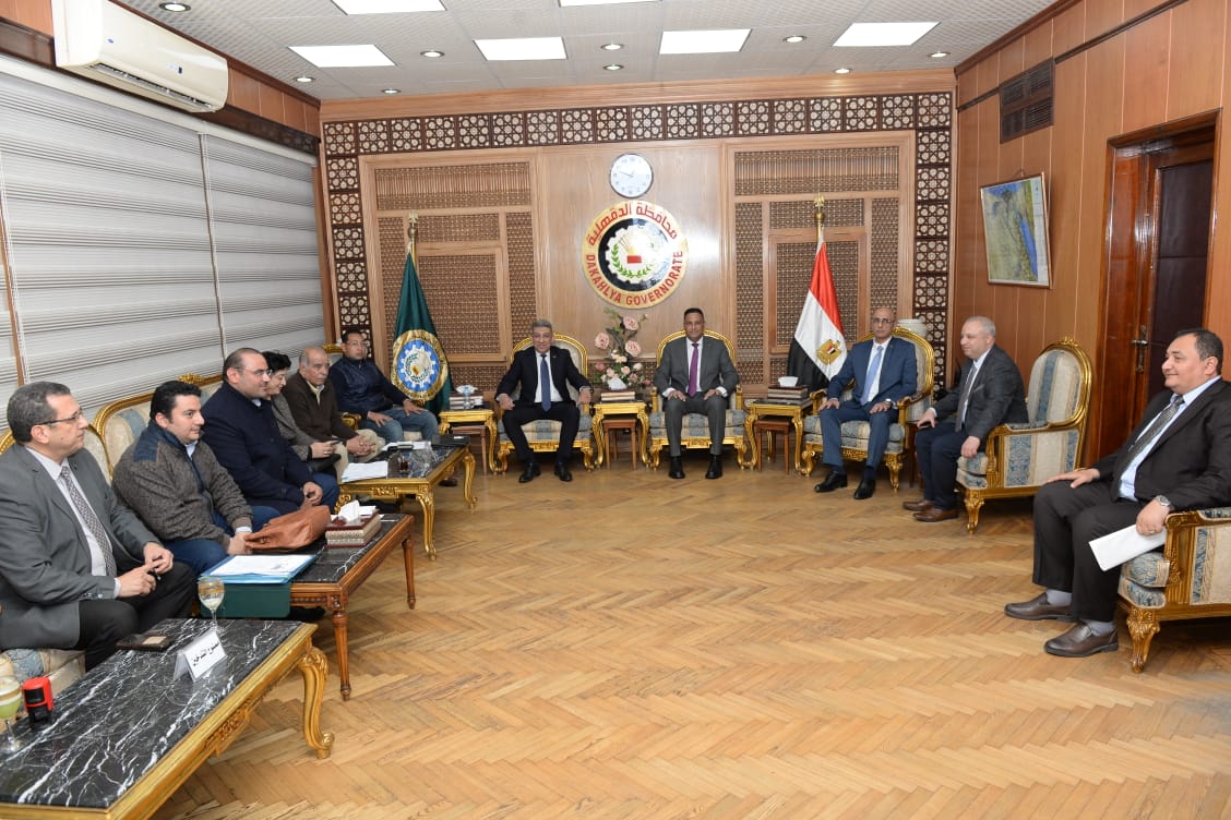 جانب من اجتماع محافظ الدقهلية (4)