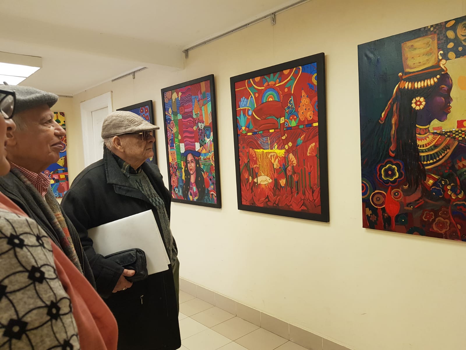 لوحات مبهجة بالمعرض