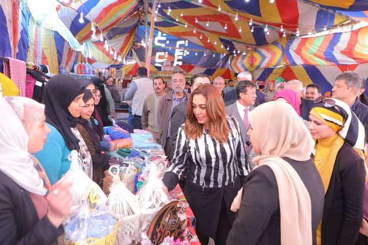 جانب من افتتاح محافظ دمياط لمعرض أهلا رمضان (1)
