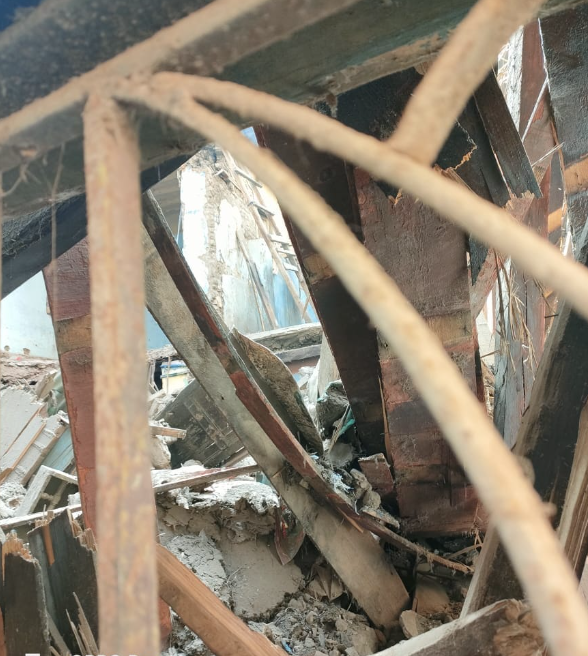 المنزل المنهار