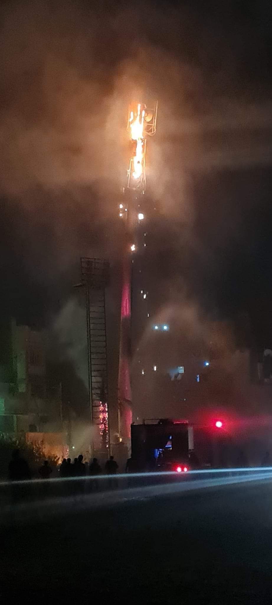 حريق نشب في برج للاتصالات باستاد نجع حمادي
