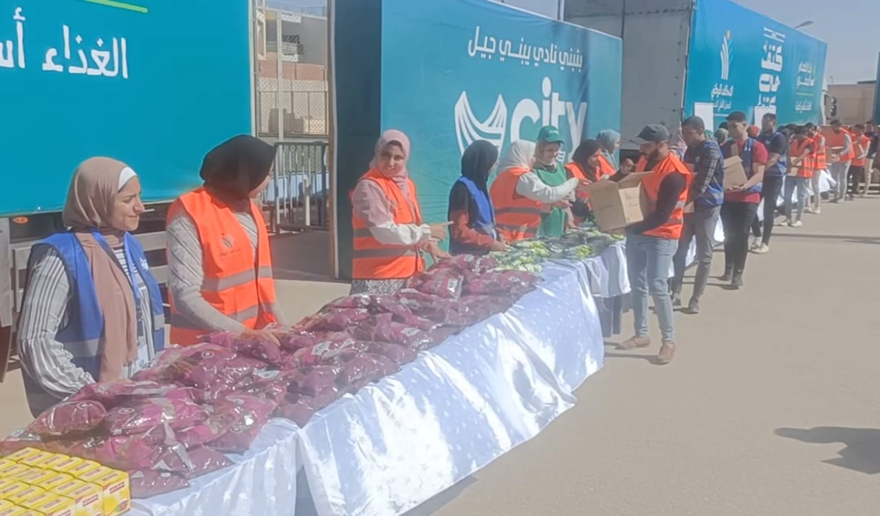 جانب من توزيع الكراتين (3)