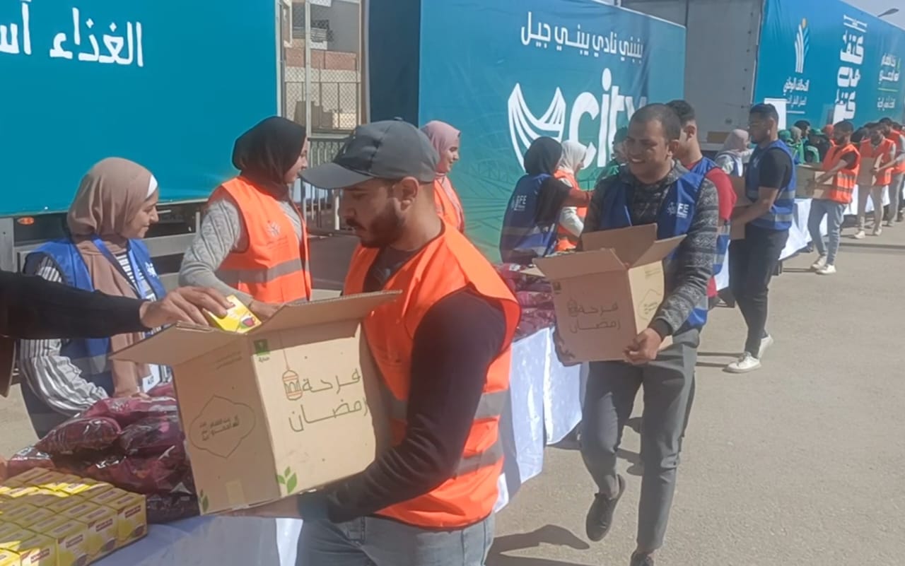 جانب من توزيع الكراتين (2)