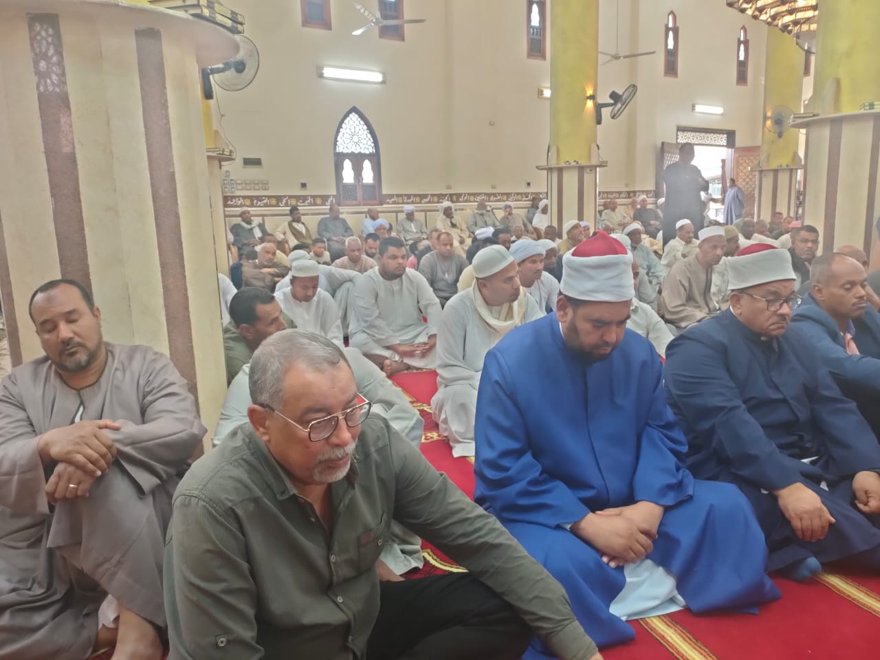 جانب من المصلين