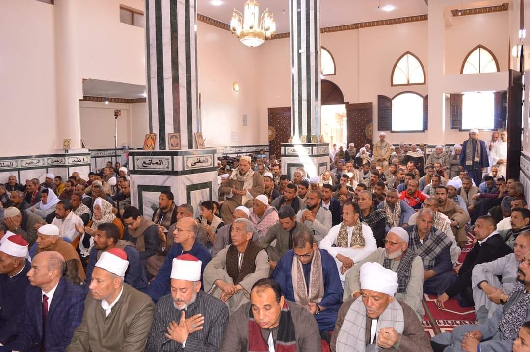 جموع المصلين بالمسجد