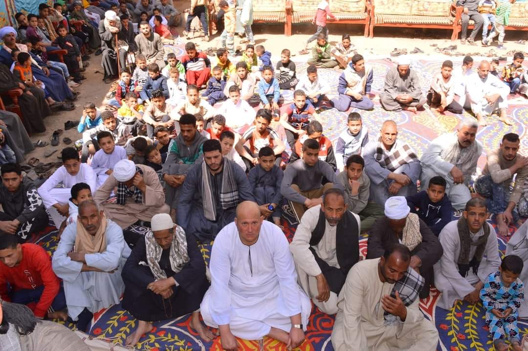 أهالى القرية بصلاة الجمعة اليوم