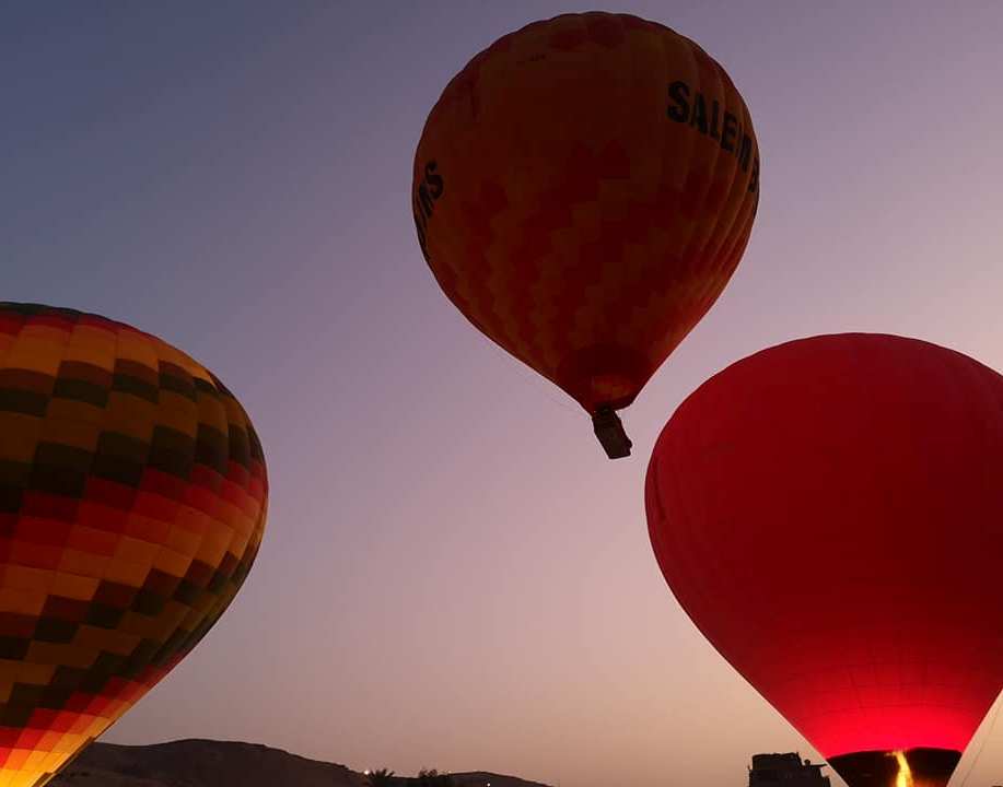 تحليق البالونات فى سماء البر الغربي