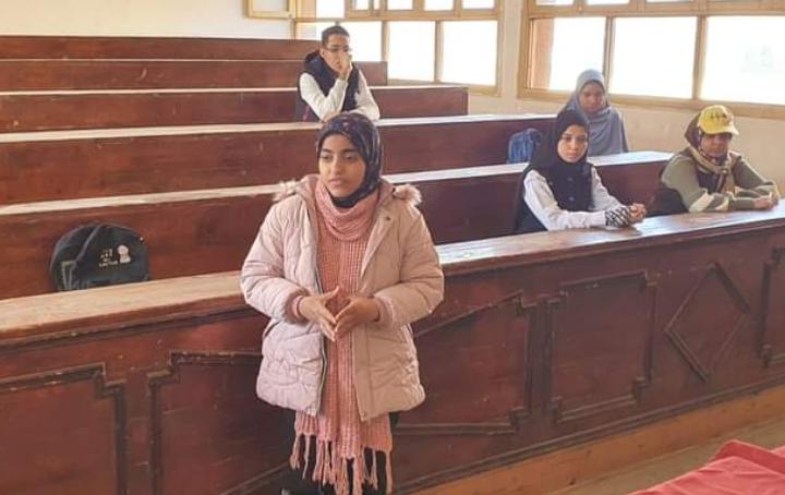 طالبة ثانوية بالأقصر تفوز بمسابقة التحدث بالفصحى وتعمق النحو