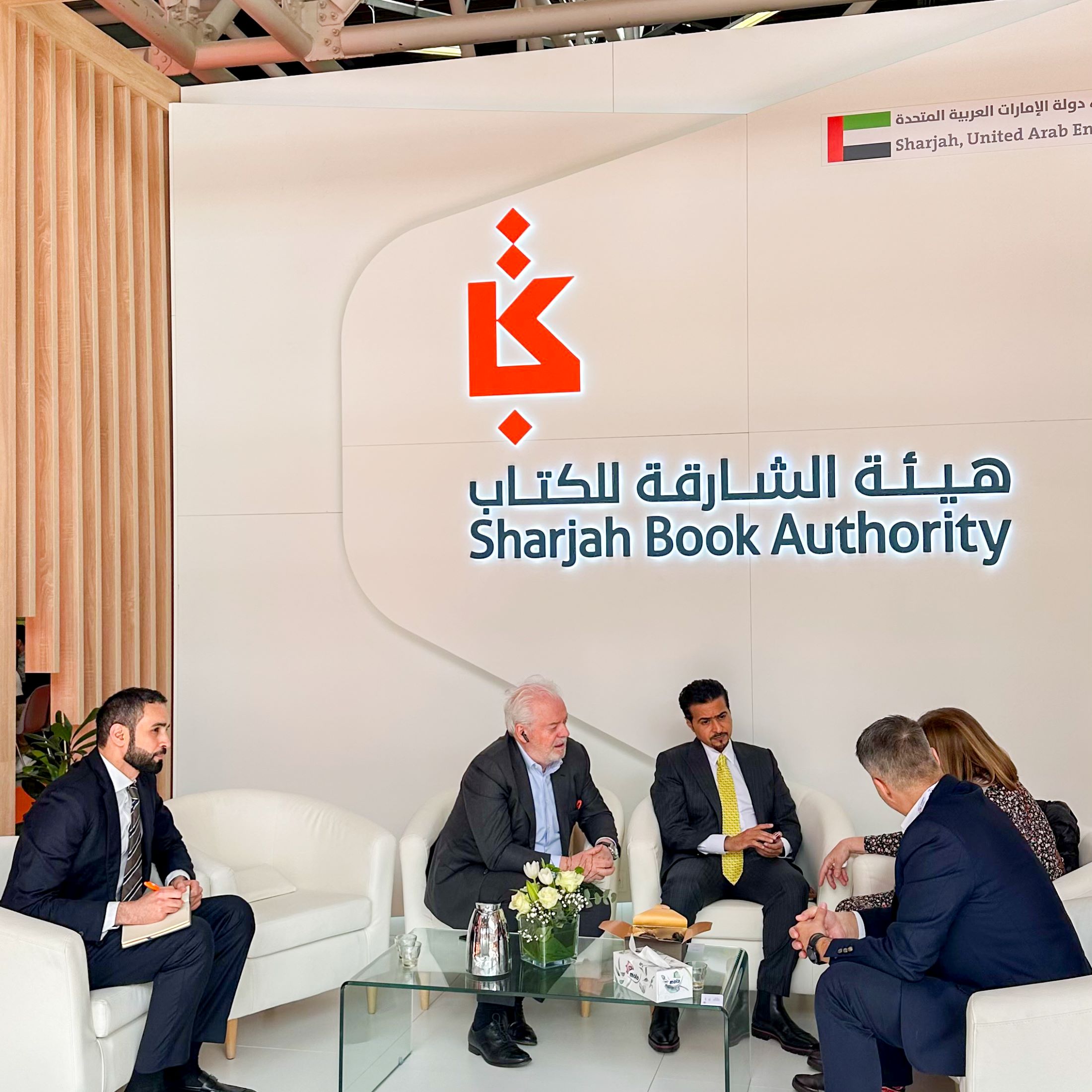 أحمد العامري ووفد الهيئة خلال اجتماع مع عدد من الناشرين  (2)