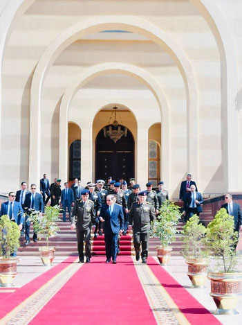 الرئيس السيسي يؤدى صلاة الجمعة بمسجد المشير (5)