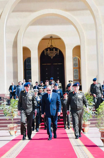 الرئيس السيسي يؤدى صلاة الجمعة بمسجد المشير (4)