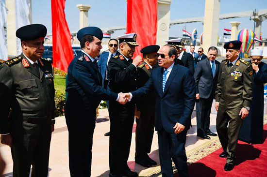 الرئيس السيسي يؤدى صلاة الجمعة بمسجد المشير (1)