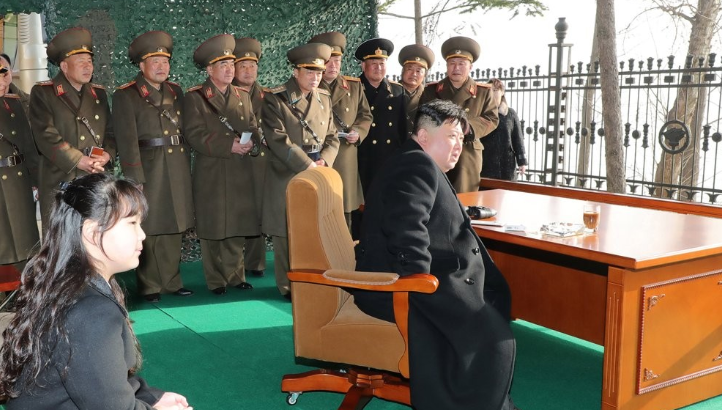 الزعيم الكوري يتفقد الصواريخ