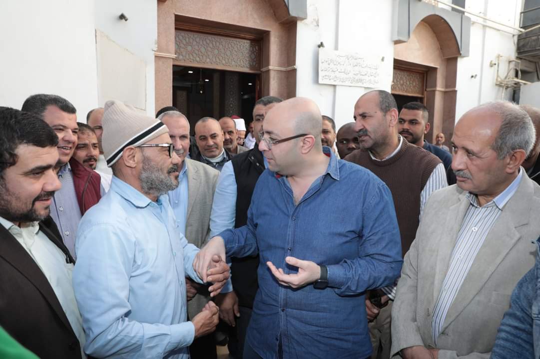 محافظ بني سويف يتحدث إلى أحد المواطنين