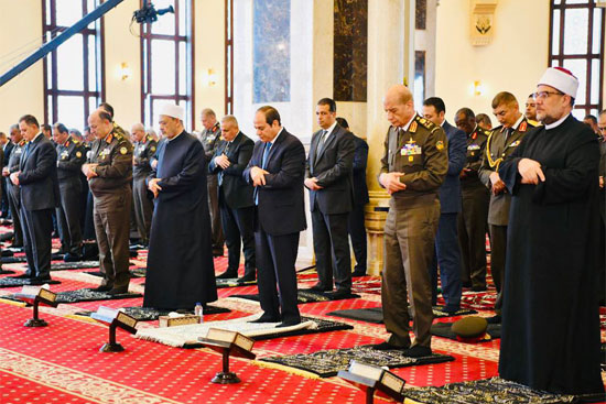 الرئيس السيسي يؤدى صلاة الجمعة بمسجد المشير (7)
