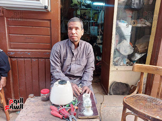 جانب-من-حياة-الشيخ-أحمد-خبير-تصليح-الأجهزة-(5)