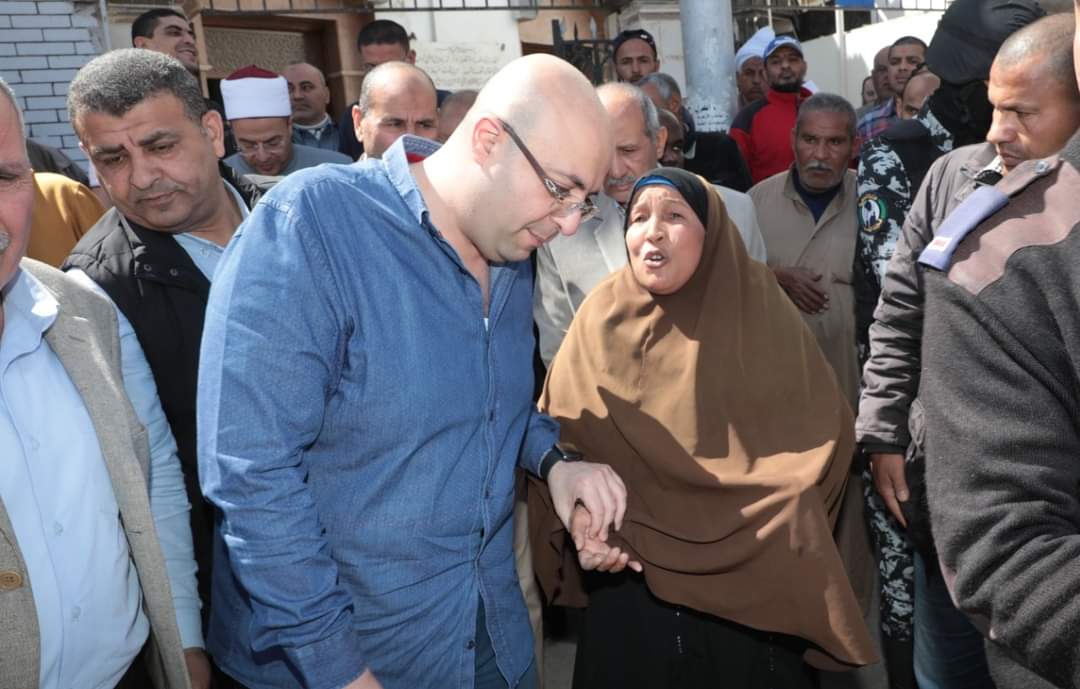 إحدى السيدات تتحدث للدكتور محمد هاني