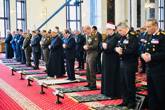 الرئيس السيسي يؤدى صلاة الجمعة بمسجد المشير (2)