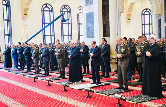 الرئيس السيسي يؤدى صلاة الجمعة بمسجد المشير (3)