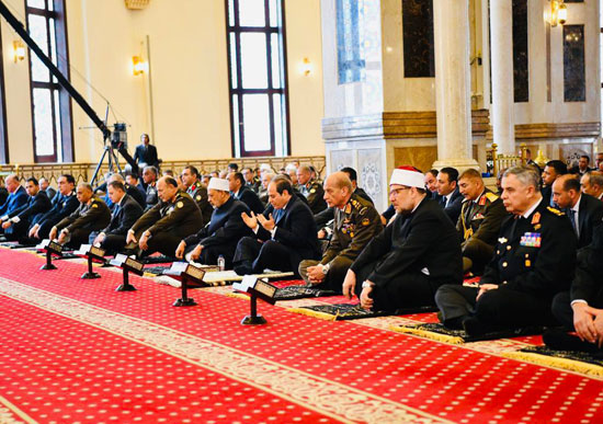 الرئيس السيسي يؤدى صلاة الجمعة بمسجد المشير (6)